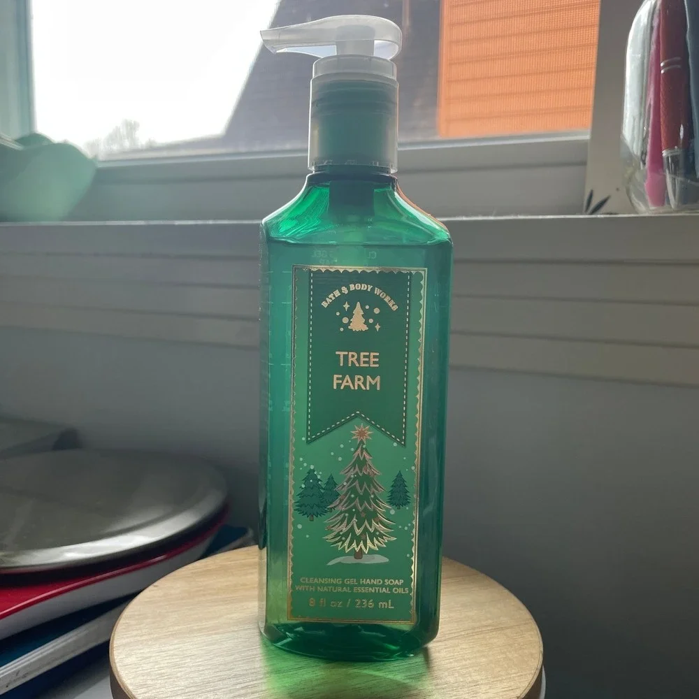 Bath & Body Works Foaming Hand Soap Tree Farm Gentle & Clean 8.75 fl oz‎ NEW